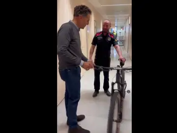 Momento en el que un mosso entrega una bicicleta robada a Miguel Indurain Momento en el que un mosso entrega una bicicleta robada a Miguel Indurain