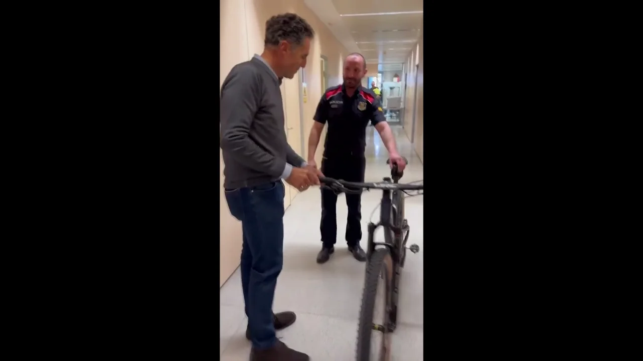 Momento en el que un mosso entrega una bicicleta robada a Miguel Indurain Momento en el que un mosso entrega una bicicleta robada a Miguel Indurain