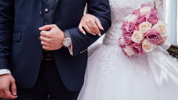 Imagen de archivo de unos novios durante su boda