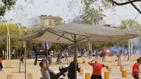 Los aficionados radicales se han lanzado objetos como bengalas y sillas. Los aficionados radicales se han lanzado objetos como bengalas y sillas.