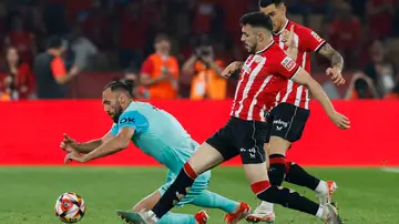 Muriqi y Paredes disputan un balón en la final de la Copa del Rey