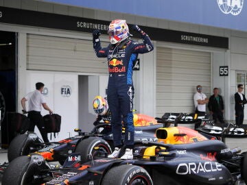 Verstappen celebra su victoria en Japón