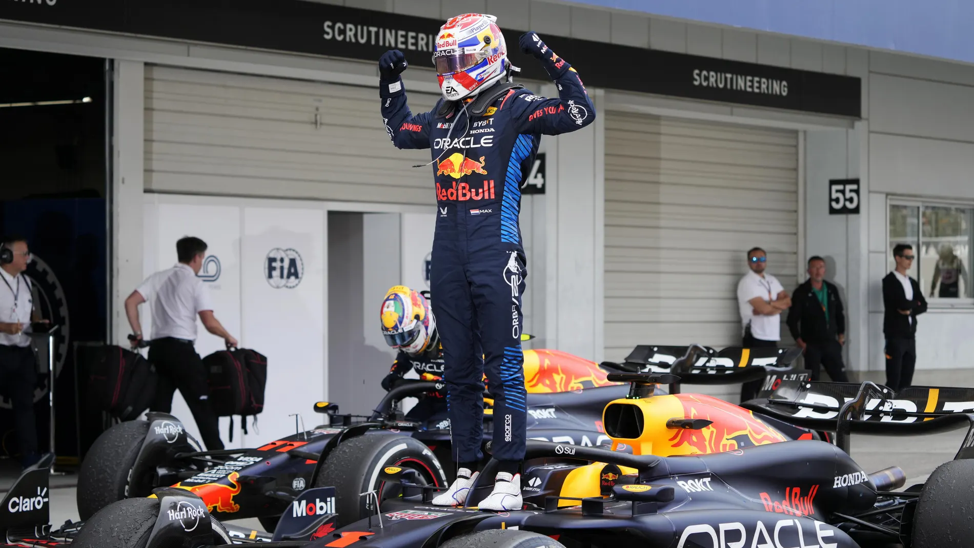 Verstappen celebra su victoria en Japón