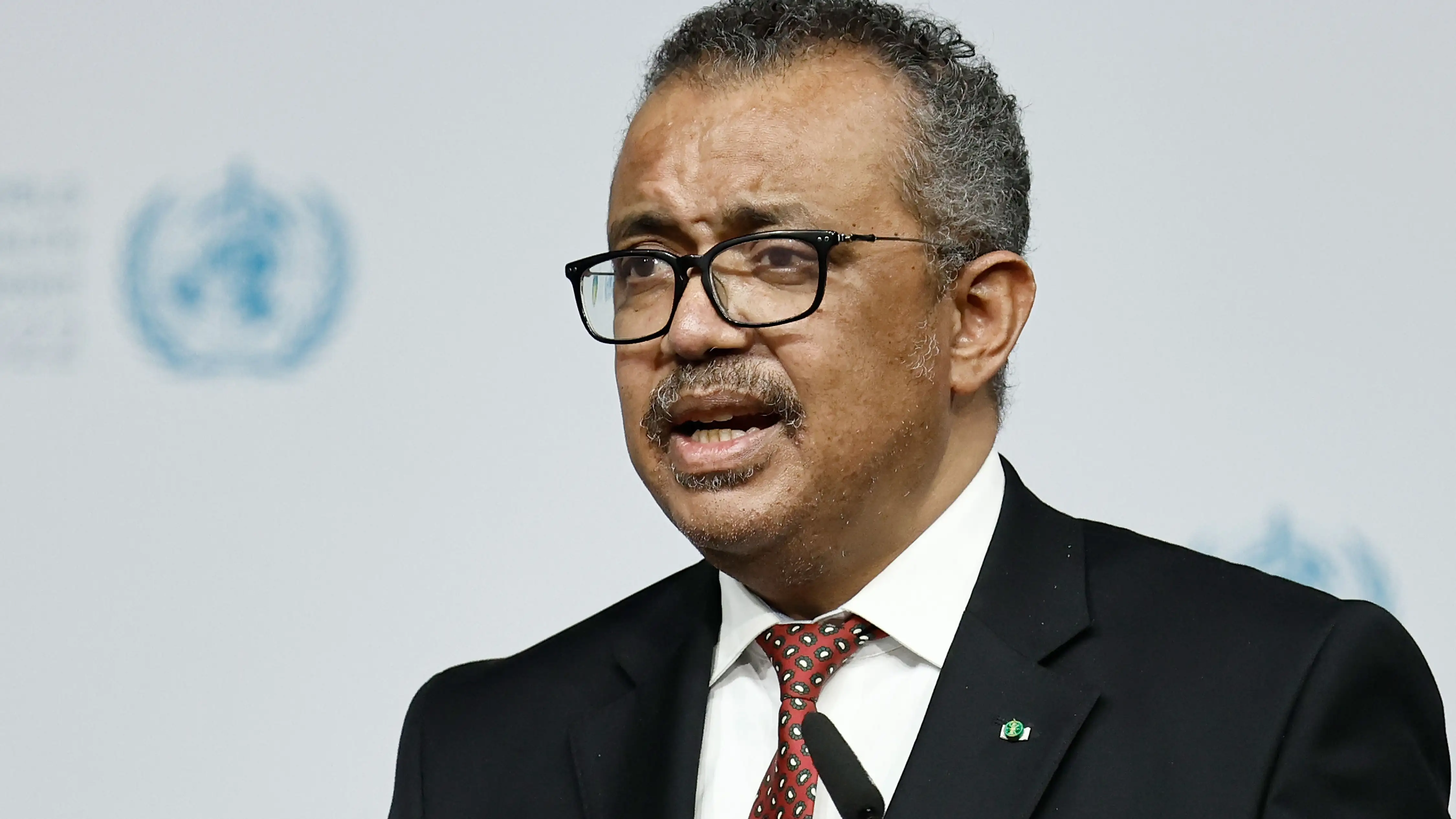 Tedros Adhanom Ghebreyesus, Director General de la Organización Mundial de la Salud (OMS), pronuncia un discurso en la ceremonia de apertura de la 14ª Cumbre Mundial de la Salud. Tedros Adhanom Ghebreyesus, Director General de la Organización Mundial de la Salud (OMS), pronuncia un discurso en la ceremonia de apertura de la 14ª Cumbre Mundial de la Salud.