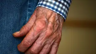 Imagen de archivo de la mano de un anciano. Imagen de archivo de la mano de un anciano.
