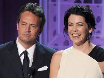 Matthew Perry y Lauren Graham Matthew Perry y Lauren Graham