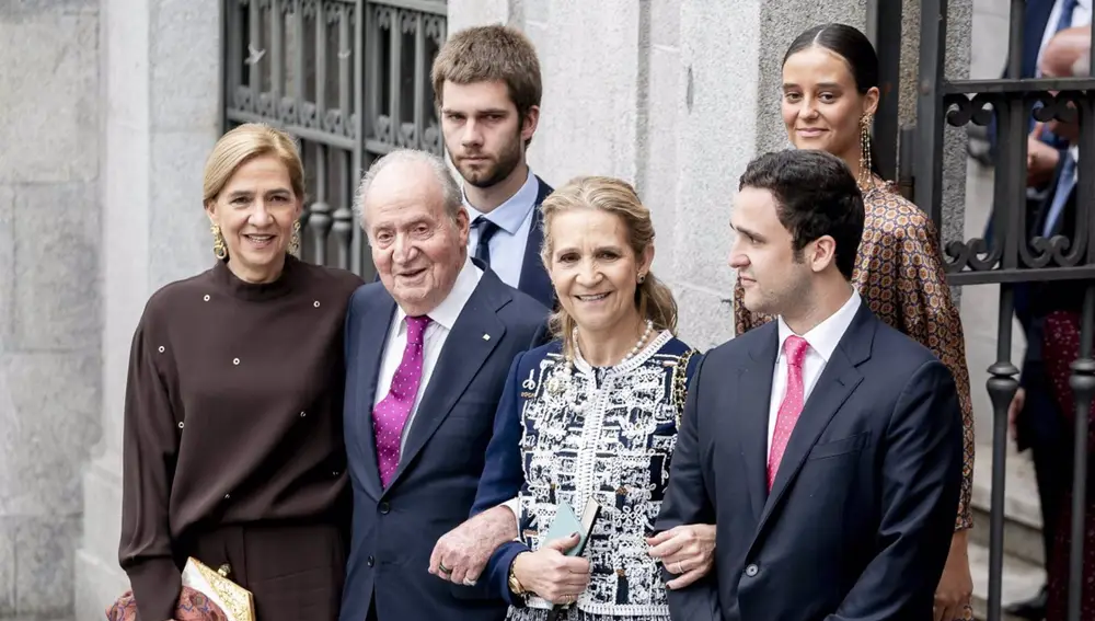 El rey Juan Carlos rodeado de las infantas Elena y Cristina, Froilán, Victoria Federica y Juan Urdangarin