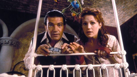 Antonio Banderas y Carla Gugino en Spy Kids