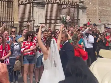 Una novia canta y baila junto a varios aficionados del Athletic antes de casarse en la Catedral de Sevilla Una novia canta y baila junto a varios aficionados del Athletic antes de casarse en la Catedral de Sevilla