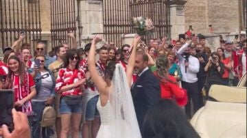 Una novia canta y baila junto a varios aficionados del Athletic antes de casarse en la Catedral de Sevilla