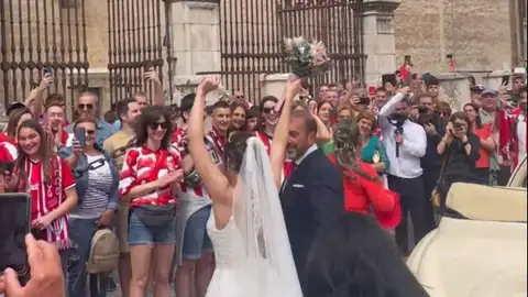 Una novia canta y baila junto a varios aficionados del Athletic antes de casarse en la Catedral de Sevilla Una novia canta y baila junto a varios aficionados del Athletic antes de casarse en la Catedral de Sevilla