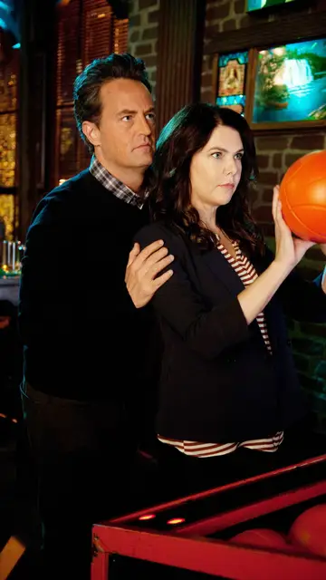 Matthew Perry y Lauren Graham en la serie Go On Matthew Perry y Lauren Graham en la serie Go On