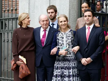 La Familia Real, en la boda de José Luis Martínez Almeida y Teresa Urquijo La Familia Real, en la boda de José Luis Martínez Almeida y Teresa Urquijo