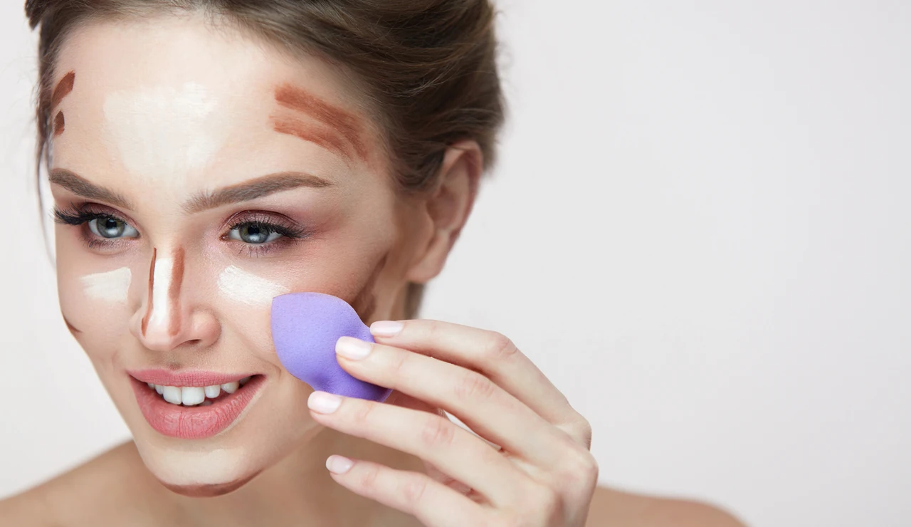 Mujer utilizando esponja de maquillaje
