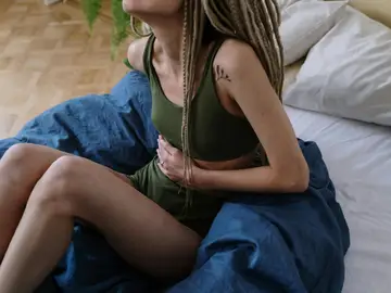 Mujer con dolor de endometriosis Mujer con dolor de endometriosis