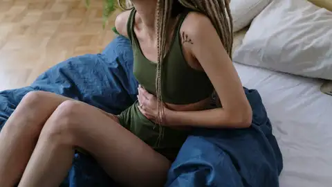 Mujer con dolor de endometriosis Mujer con dolor de endometriosis