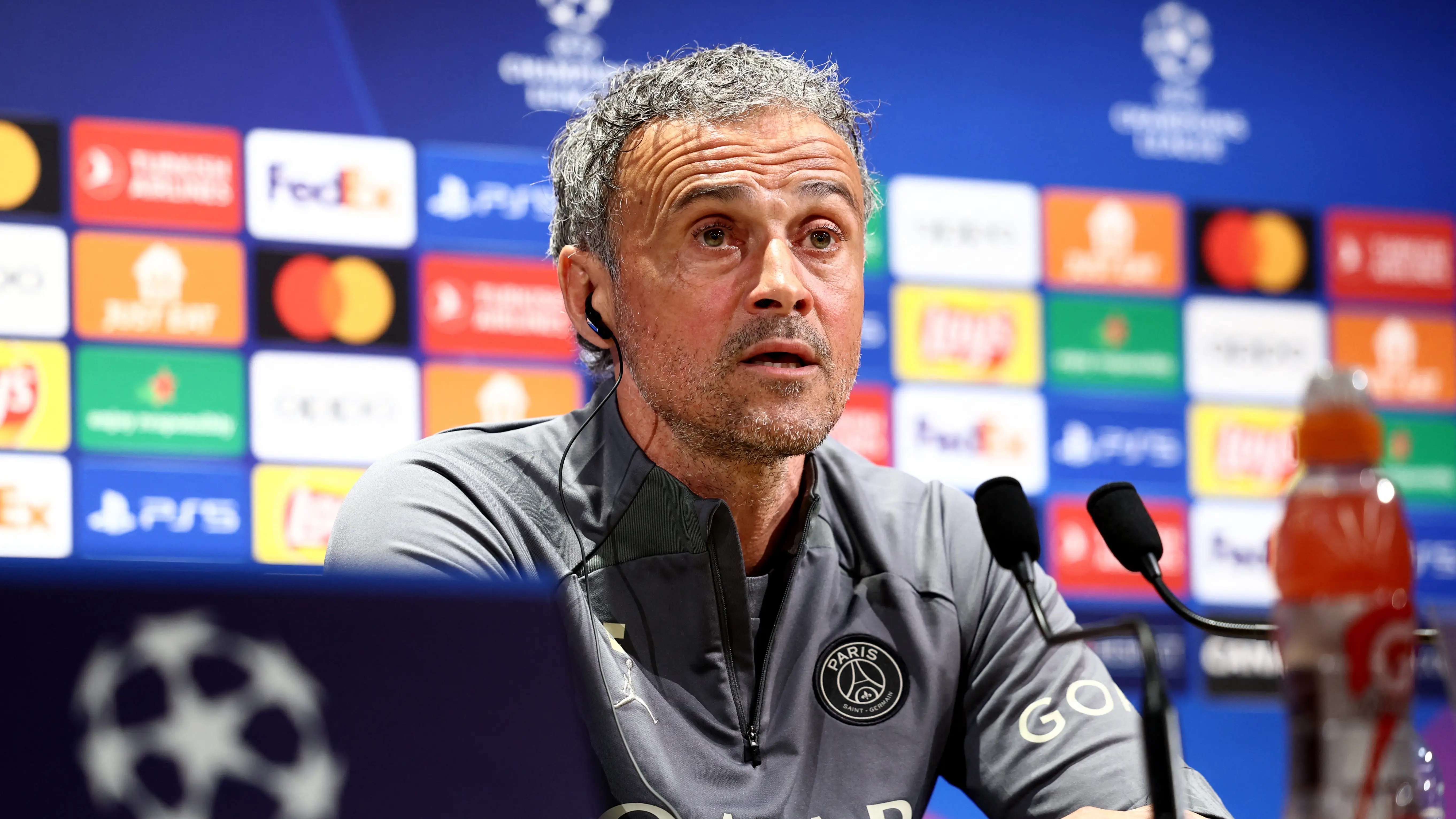 Luis Enrique responde a los medios de comunicaci&oacute;n en la rueda de prensa