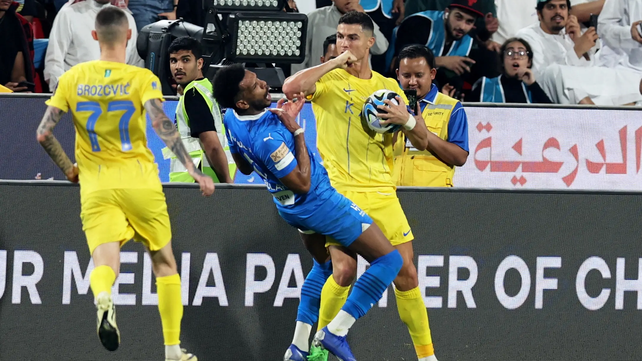 Cristiano Ronaldo, en el momento de agredir a un rival en la semifinal de la Supercopa de Arabia Saudí Cristiano Ronaldo, en el momento de agredir a un rival en la semifinal de la Supercopa de Arabia Saudí