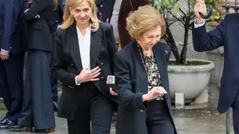 La infanta Cristina y doña Sofía, en la misa funeral en Madrid La infanta Cristina y doña Sofía, en la misa funeral en Madrid