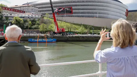 La gabarra Athletic es depositada en la ría de Bilbao La gabarra Athletic es depositada en la ría de Bilbao