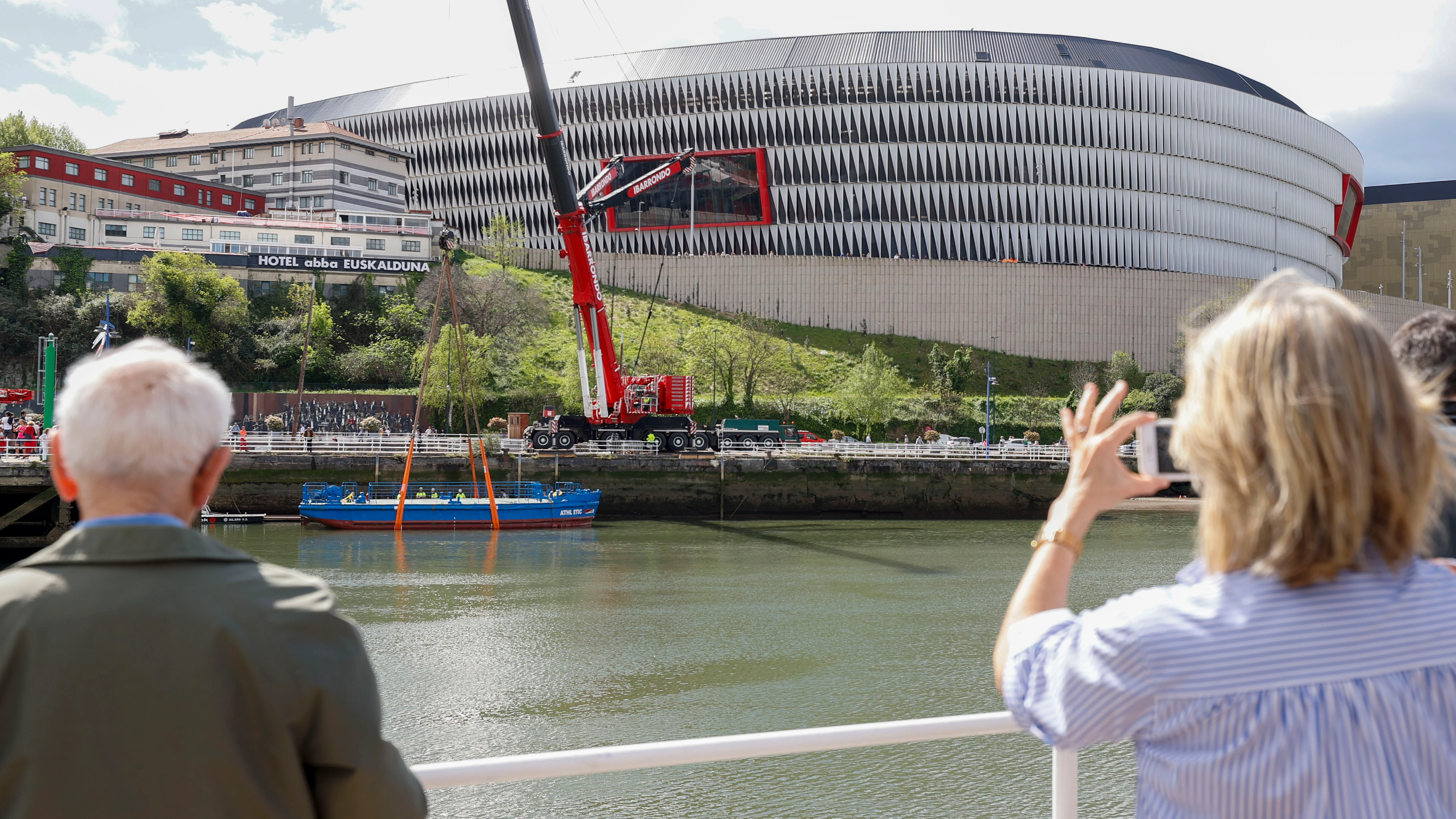 La gabarra Athletic es depositada en la ría de Bilbao La gabarra Athletic es depositada en la ría de Bilbao