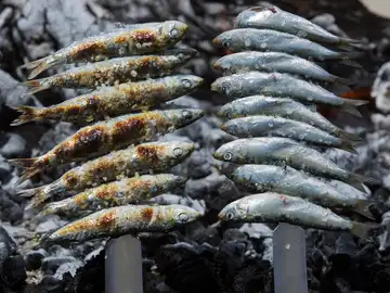 Espeto de sardinas en la Playa del Bajondillo de Torremolinos Espeto de sardinas en la Playa del Bajondillo de Torremolinos
