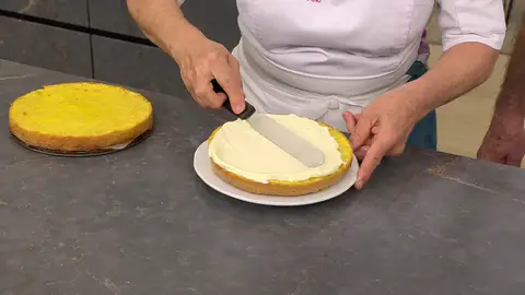 Cúbrela con un poco de crema de mantequilla Cúbrela con un poco de crema de mantequilla