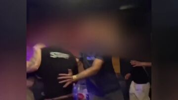 El vídeo de la pelea entre varios clientes de una discoteca de A Coruña y el portero 