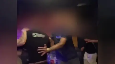 El vídeo de la pelea entre varios clientes de una discoteca de A Coruña y el portero El vídeo de la pelea entre varios clientes de una discoteca de A Coruña y el portero
