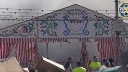 Una de las casetas de la feria quem&aacute;ndose