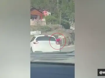 Una niña cae de un coche en marcha por no llevar la silla infantil Una niña cae de un coche en marcha por no llevar la silla infantil
