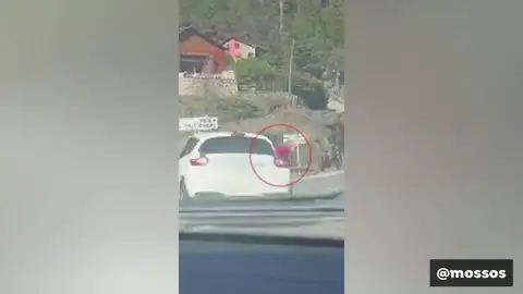 Una niña cae de un coche en marcha por no llevar la silla infantil Una niña cae de un coche en marcha por no llevar la silla infantil