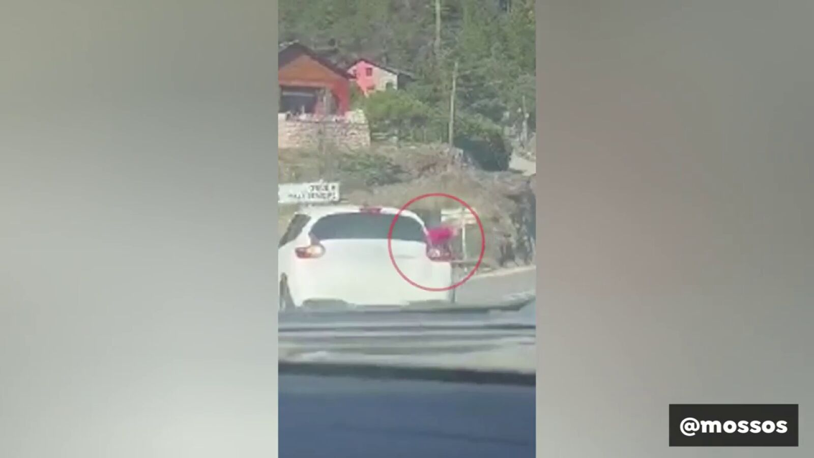 VÍDEO: Una niña de 2 años cae de un coche en marcha en Lleida y denuncian a su madre por no llevar la silla infantil