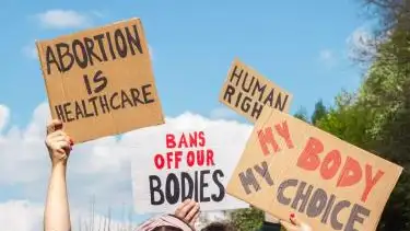 La Corte Suprema de Arizona reactiva una ley de 1864 para prohibir casi totalmente el aborto Manifestación proabortista en los Estados Unidos
