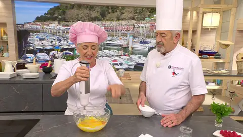 Agrega el azúcar y bate los ingredientes con una batidora Agrega el azúcar y bate los ingredientes con una batidora