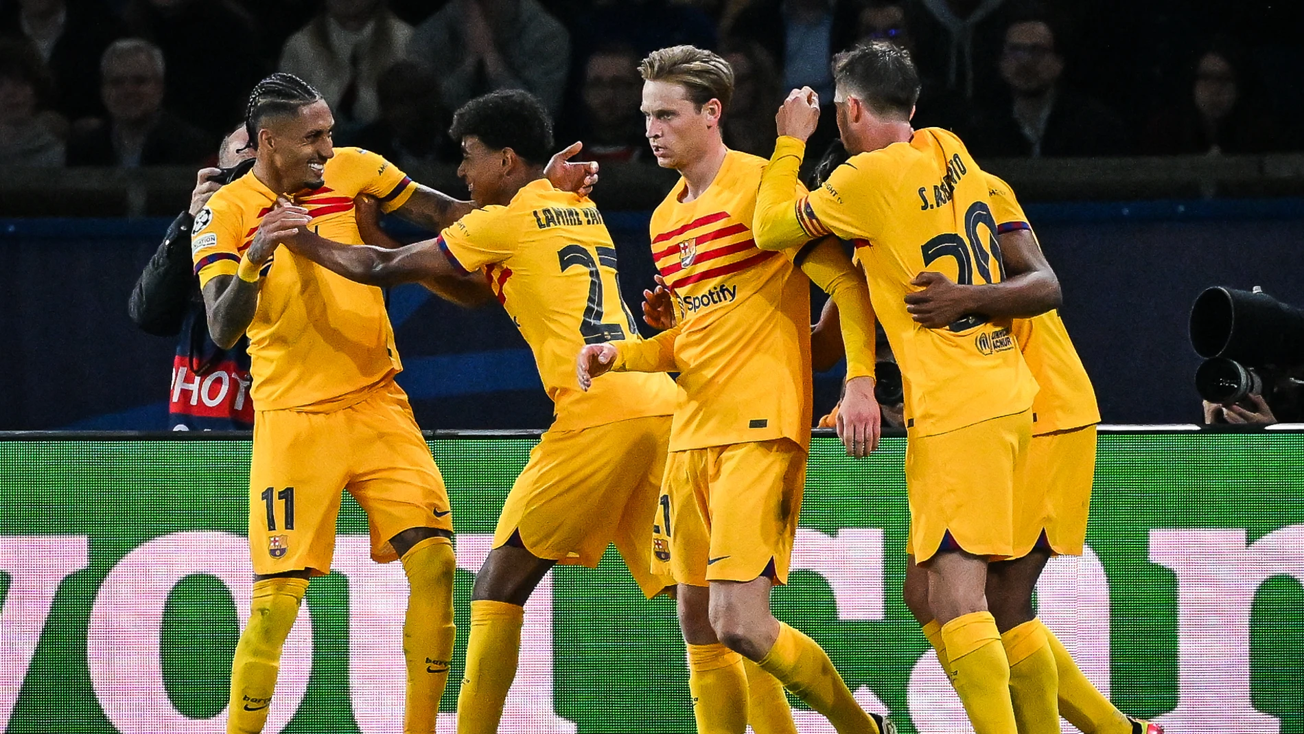 Los jugadores del Barça celebran un gol ante el PSG