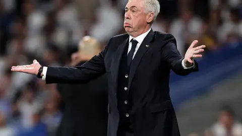 Carlo Ancelotti abre los brazos en la banda del Bernabéu Carlo Ancelotti abre los brazos en la banda del Bernabéu