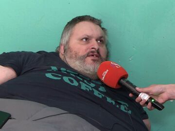 José María lleva tres meses sin levantarse de la cama porque pesa 300 kilos: "Me rendí a la vida"