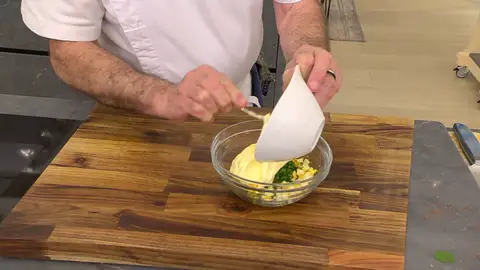 Pica las alcaparras finamente y ponlas en un bol Pica las alcaparras finamente y ponlas en un bol