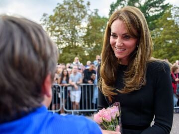 Kate Middleton saludando a un ciudadano