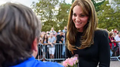 Kate Middleton saludando a un ciudadano