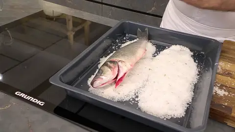 Coloca encima las lubinas y cúbrelas con el resto de la sal Coloca encima las lubinas y cúbrelas con el resto de la sal