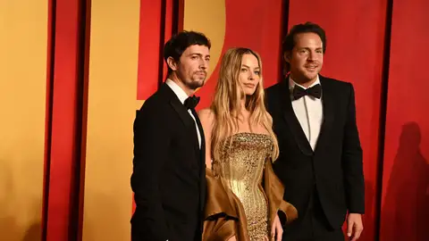 Margot Robbie con su marido y su socio Margot Robbie con su marido y su socio