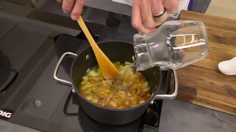 Añade el majado y mezcla bien Añade el majado y mezcla bien