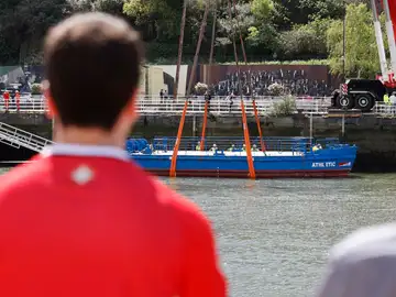 Imagen de la gabarra en aguas de la ría Imagen de la gabarra en aguas de la ría