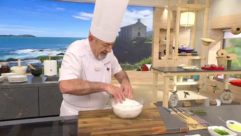 Agrega un poco de agua y sigue mezclando Agrega un poco de agua y sigue mezclando