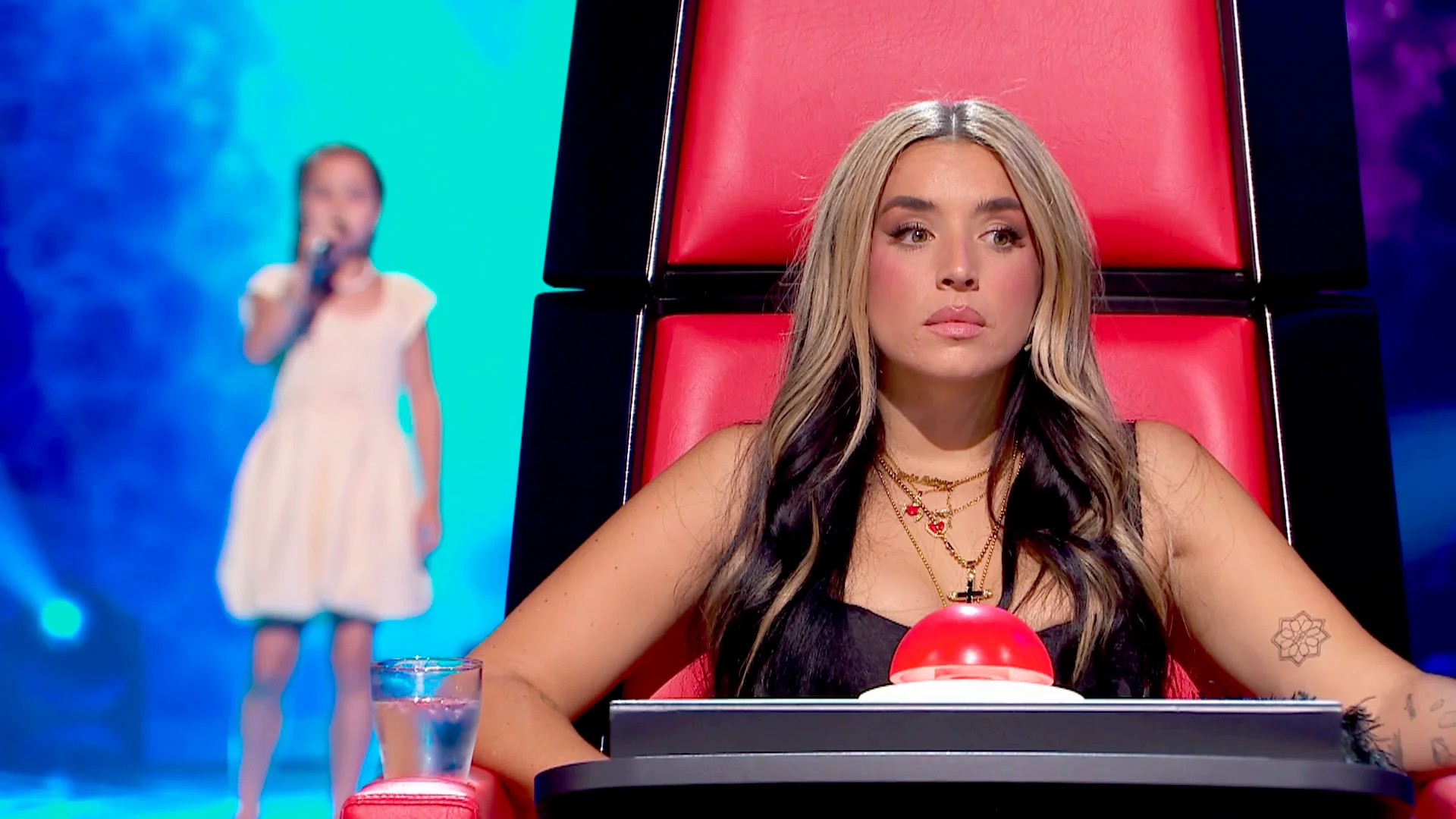 Lola &iacute;ndigo escucha a una talent en las Audiciones a ciegas