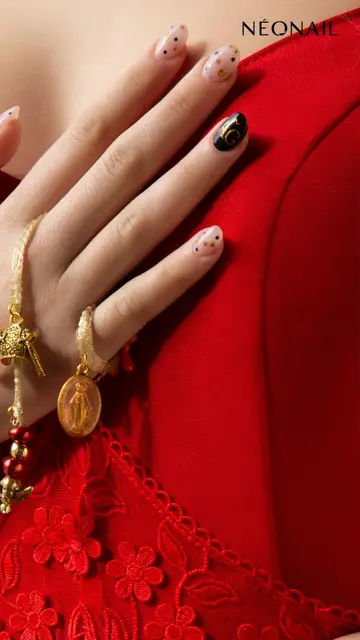 Manicura con lunares Manicura con lunares