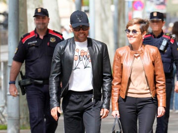 Dani Alves camina junto a su abogada Inés Guardiola