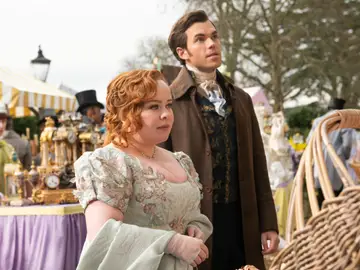 Nicola Coughlan como Penelope Featherington y Luke Newton como Colin Bridgerton en la temporada 3 Nicola Coughlan como Penelope Featherington y Luke Newton como Colin Bridgerton en la temporada 3